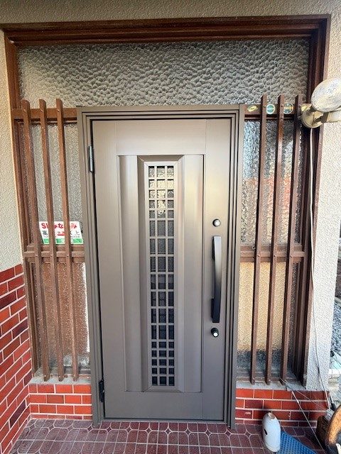 LIXIL　玄関ドアリフォーム工事　Ｒ8.3施工