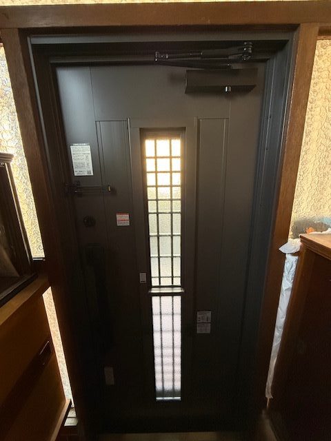 LIXIL　玄関ドアリフォーム工事　Ｒ8.3施工